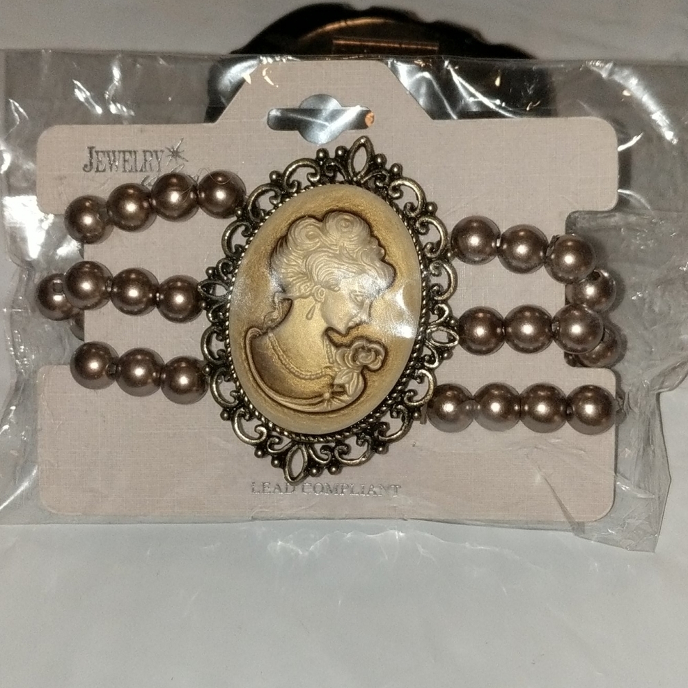 BNIP Cameo & Pearl stretch bracelet